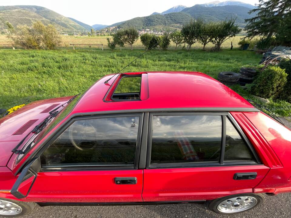 Image 3/12 de Lancia Delta 1.6 HF (1990)
