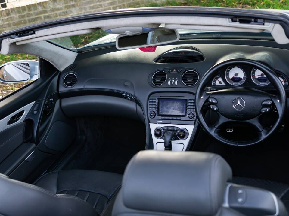 Image 27/45 of Mercedes-Benz SL 55 AMG (2004)