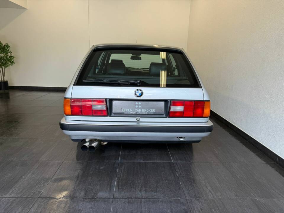 Immagine 13/50 di BMW 325i Touring (1992)