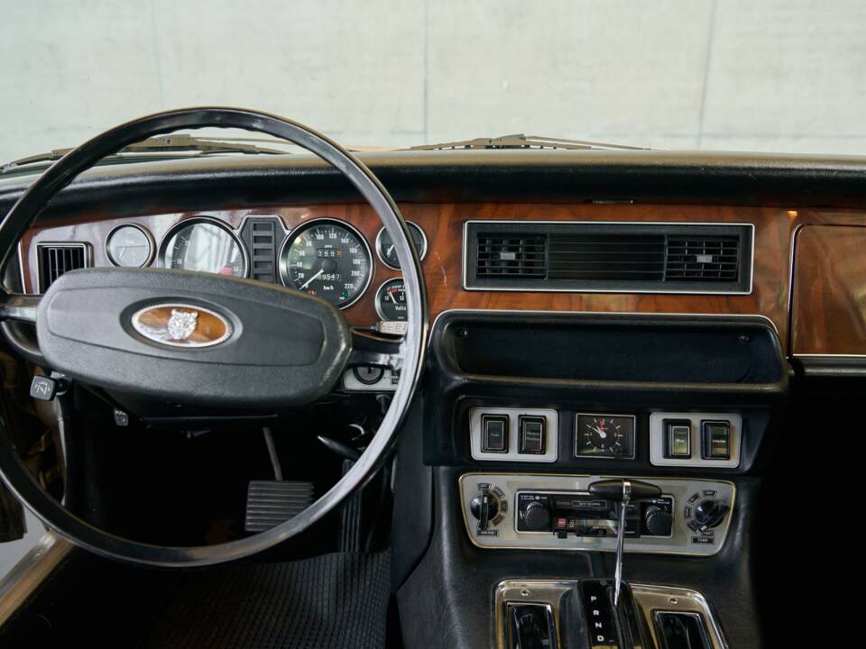 Bild 44/50 von Jaguar XJ 6 L 4.2 (1975)
