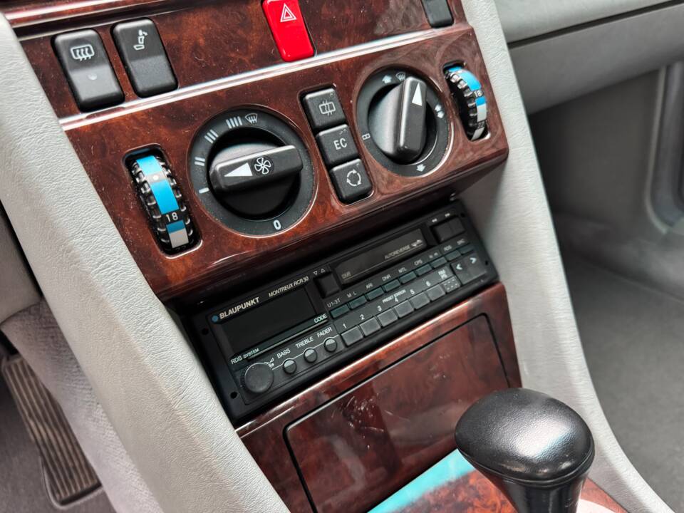Imagen 23/100 de Mercedes-Benz 300 CE (1992)