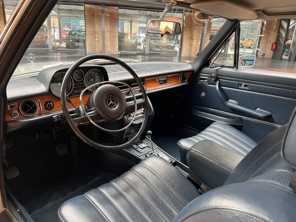 Image 15/41 de Mercedes-Benz 250 C (1970)