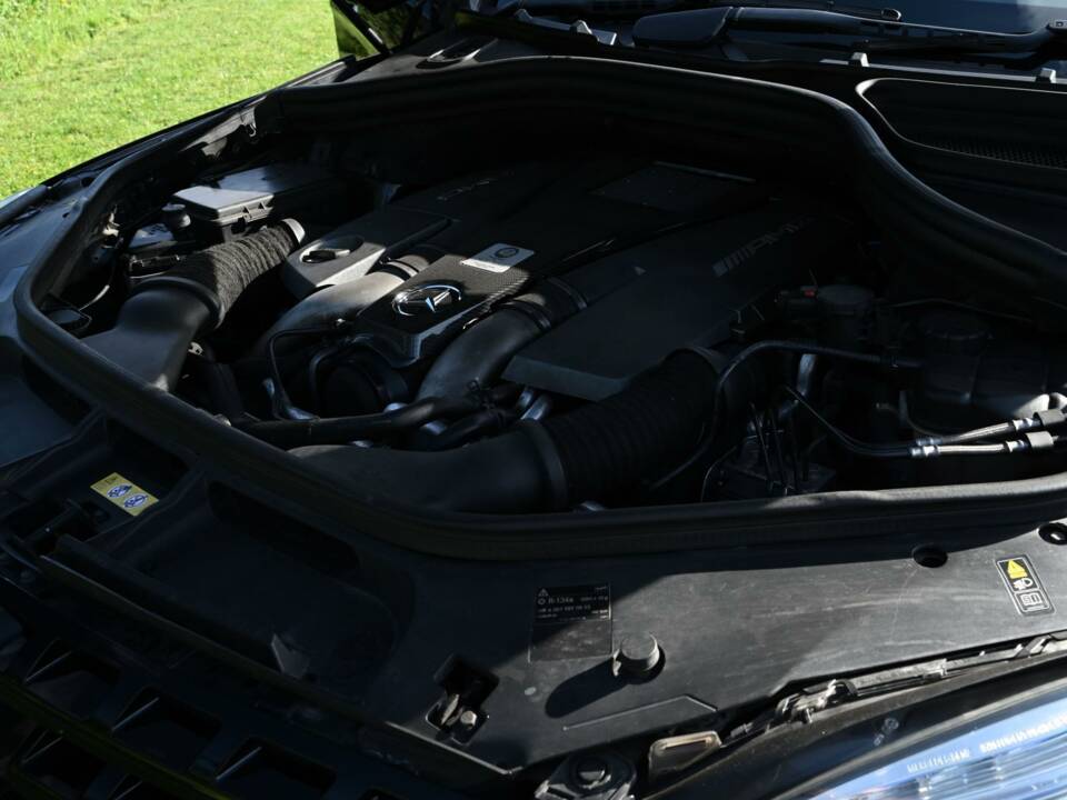 Image 17/49 of Mercedes-Benz ML 63 AMG (2013)