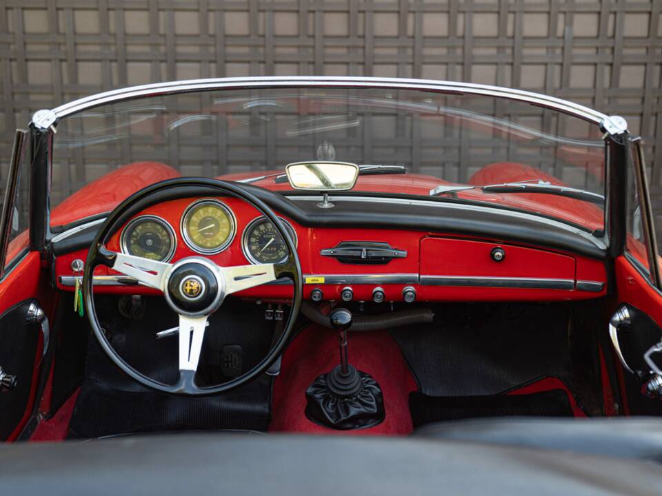 Image 42/50 of Alfa Romeo Giulia 1600 Spider (1964)
