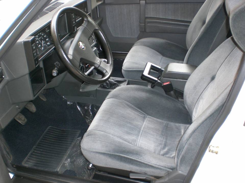 Imagen 4/8 de Alfa Romeo 75 1.6 (1991)
