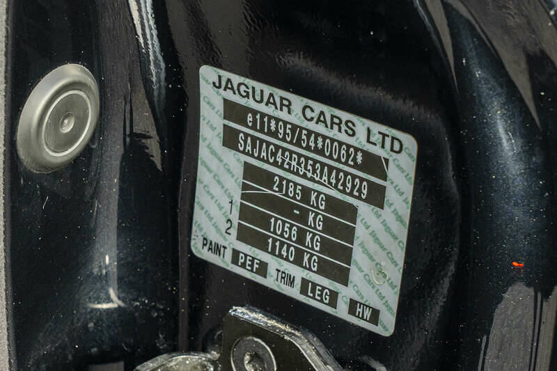 Image 16/38 of Jaguar XKR (2004)