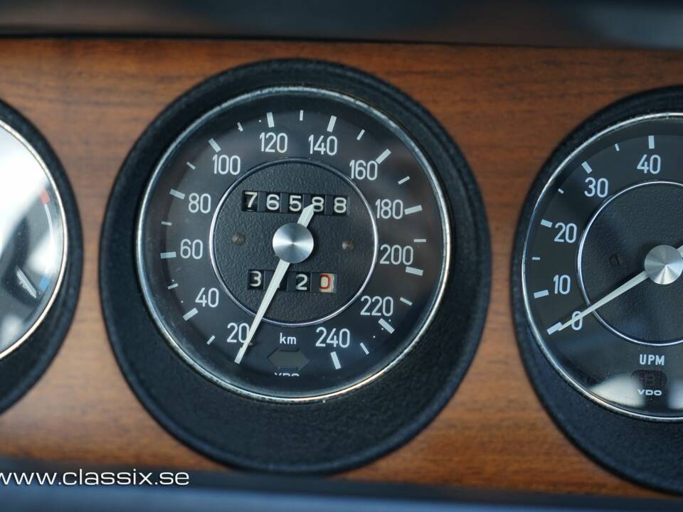 Image 24/32 of BMW 3.0 CS (1972)