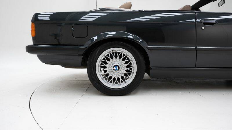 Image 15/15 of BMW 320i (1990)