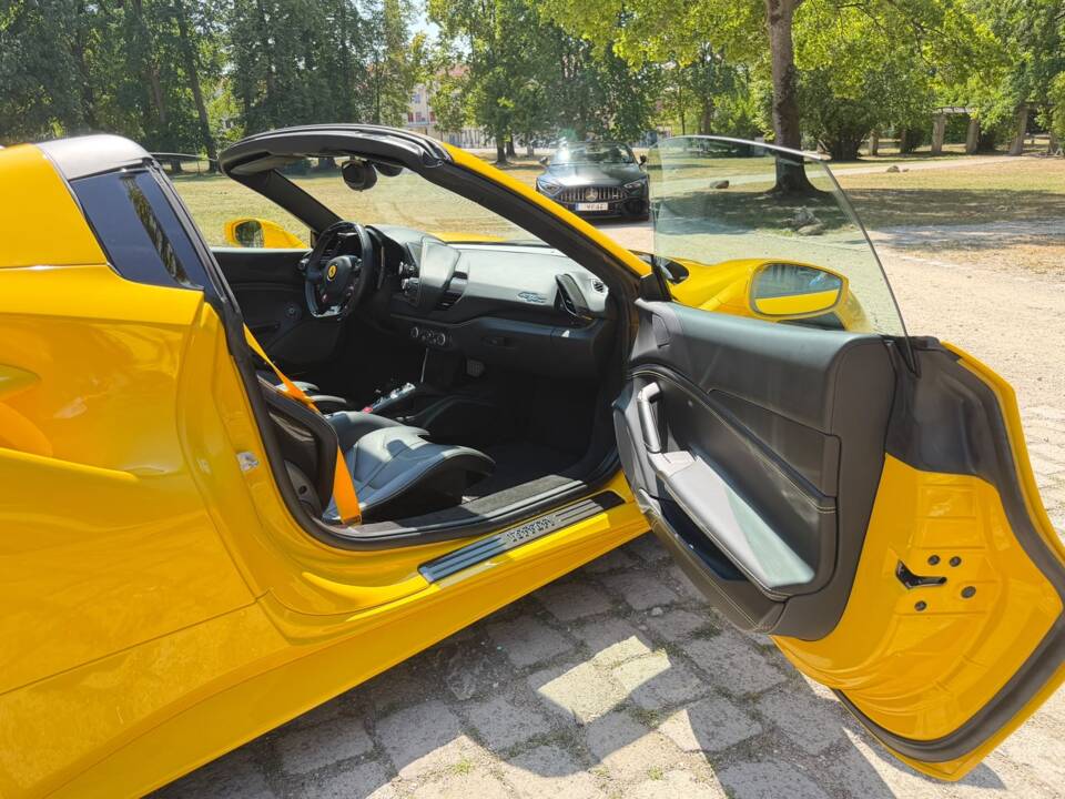Image 8/18 of Ferrari 488 Spider (2018)