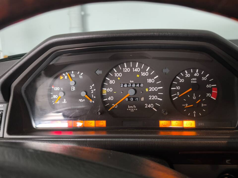 Image 18/22 of Mercedes-Benz E 220 (1996)