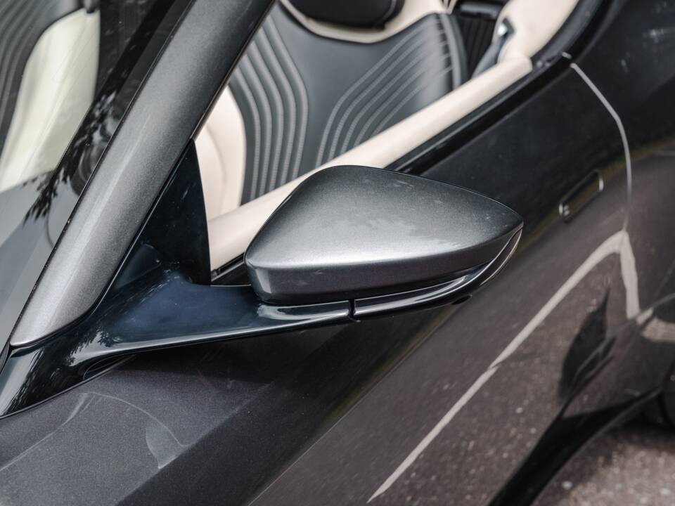 Image 36/39 of Aston Martin DB 11 Volante (2018)