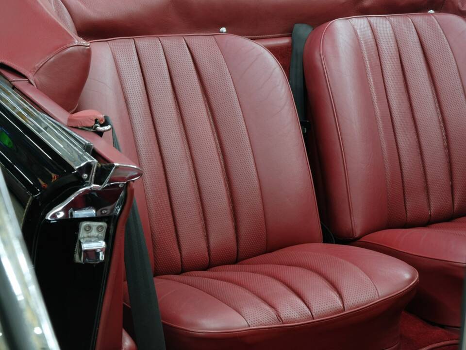Image 49/50 of Mercedes-Benz 220 SE b (1963)