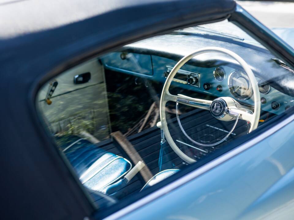 Image 33/50 of Volkswagen Karmann Ghia 1500 (1971)