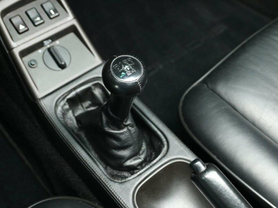 Image 17/30 of Porsche 911 Carrera 2 (WTL) (1993)