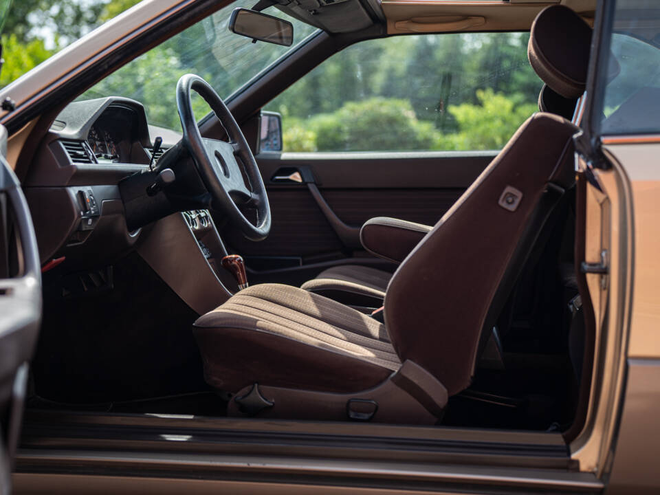 Image 22/40 of Mercedes-Benz 300 CE (1987)