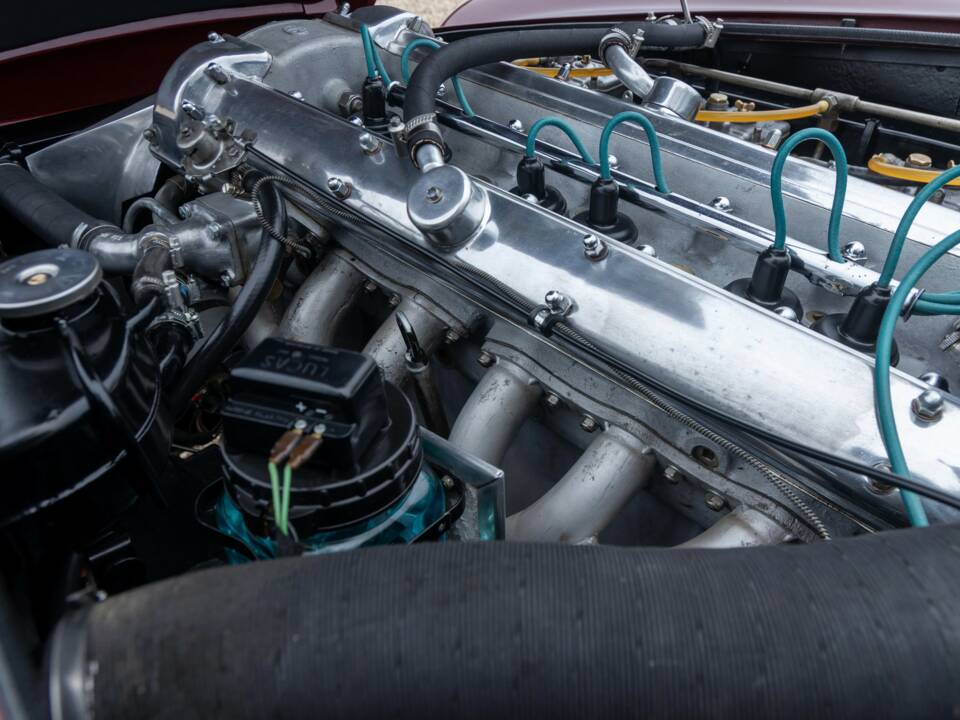 Image 34/50 de Aston Martin DB 5 Vantage (1965)