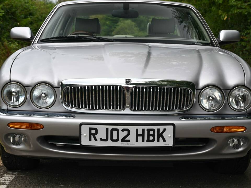Immagine 12/50 di Jaguar XJ 8 Executive (2002)