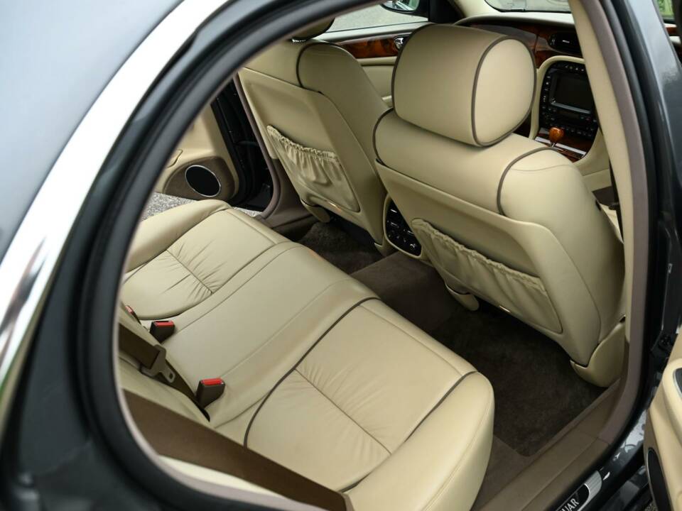 Image 18/50 of Jaguar XJ 8 4.2 (2007)