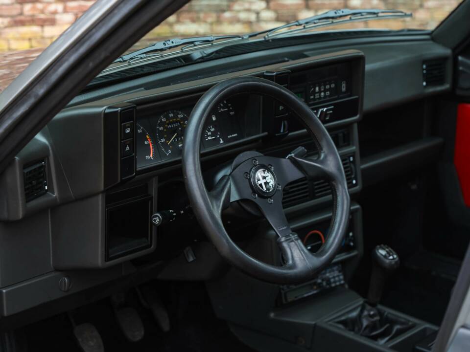 Afbeelding 49/50 van Alfa Romeo 75 3.0 V6 QV (1988)