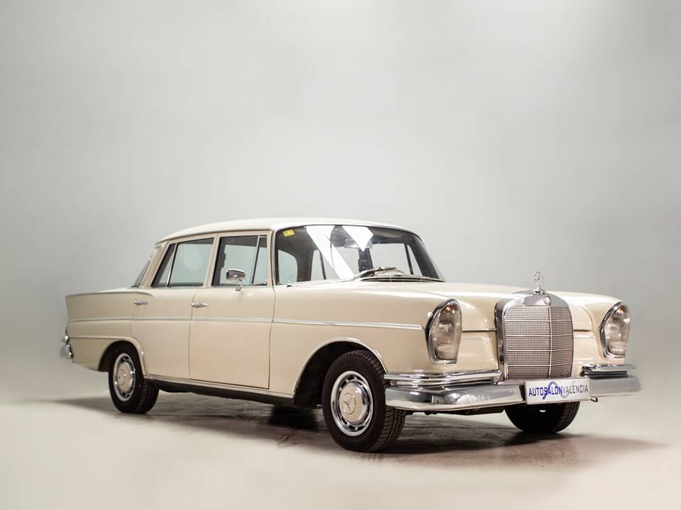 Bild 4/32 von Mercedes-Benz 220 SE b (1965)