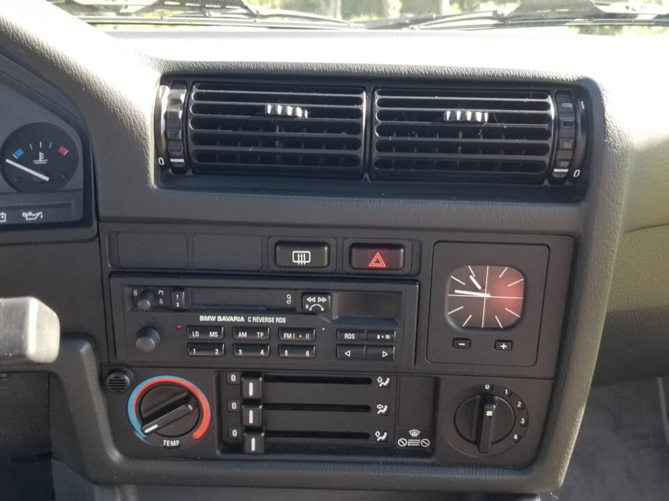 Bild 9/19 von BMW 318i (1992)