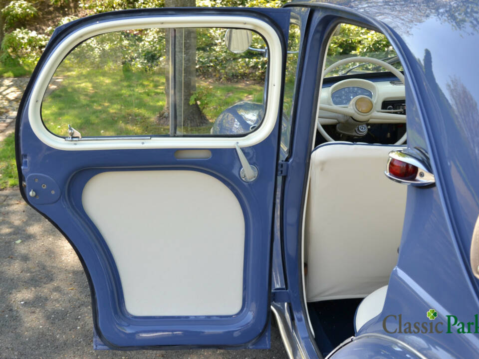 Image 25/50 of Renault 4 CV Décapotable (1954)