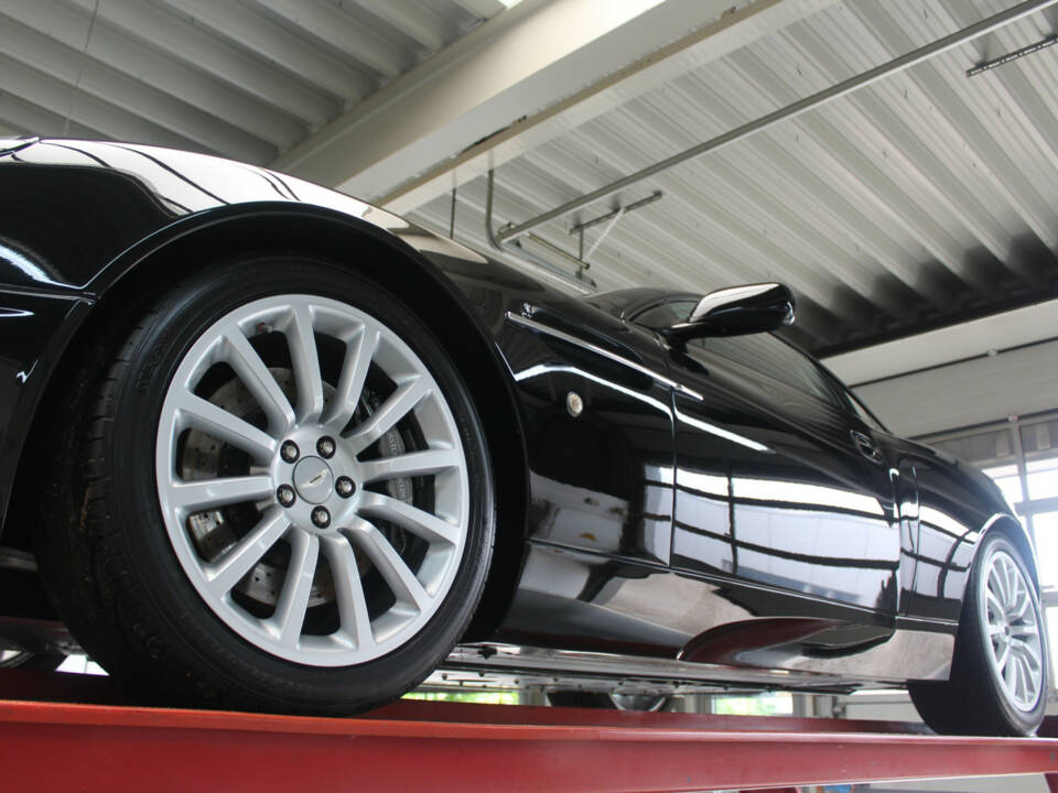 Immagine 8/50 di Aston Martin V12 Vanquish (2002)