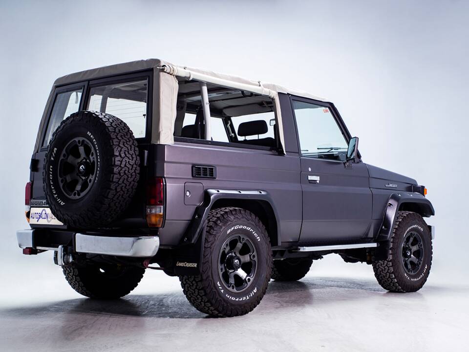 Image 12/42 of Toyota Land Cruiser FJ 62 (1985)