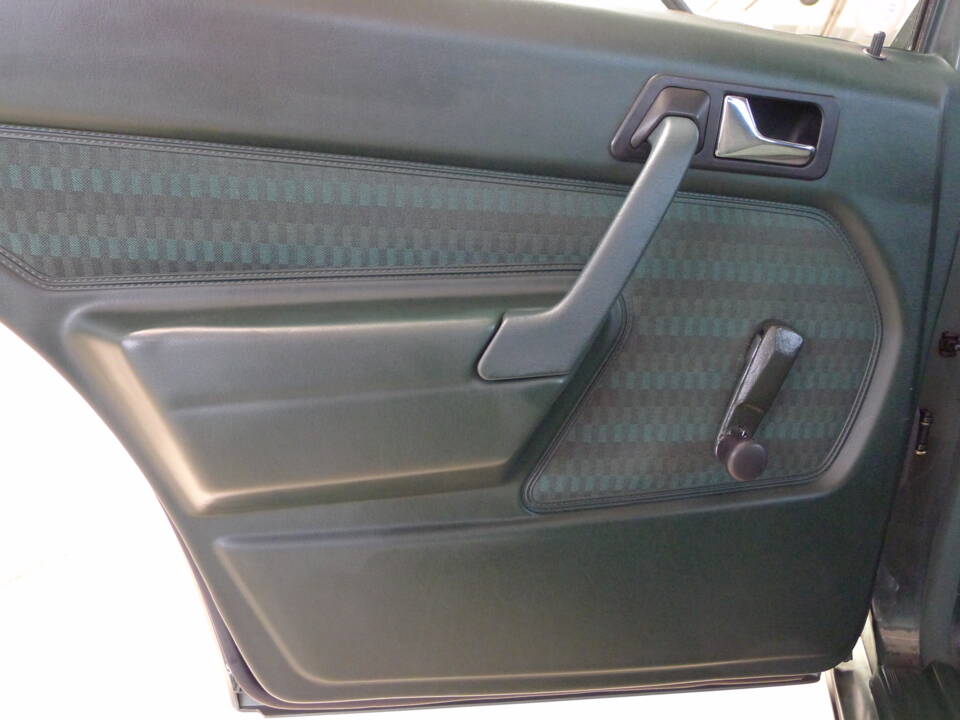 Bild 32/37 von Mercedes-Benz 190 E (1989)