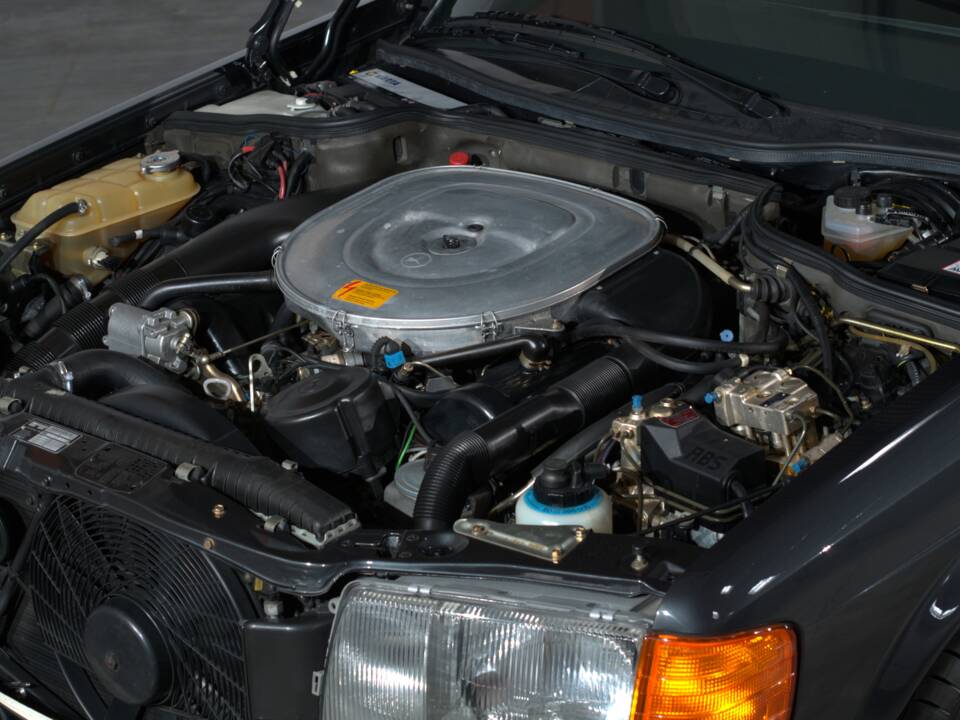 Image 22/52 of Mercedes-Benz 560 SEL (1988)