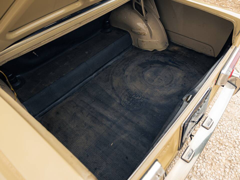 Image 15/18 of Alfa Romeo Giulia 1300 Super (1971)