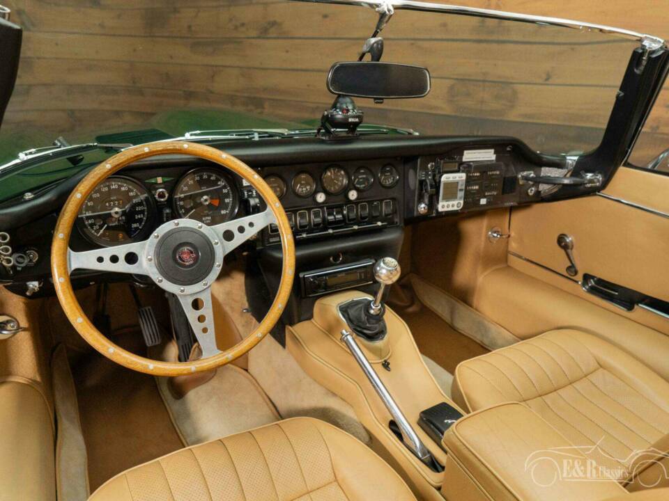 Image 11/19 of Jaguar E-Type (1970)