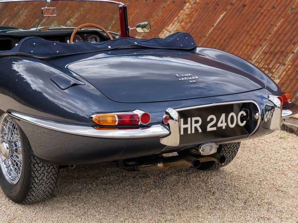 Image 11/27 of Jaguar Type E 4.2 (1965)