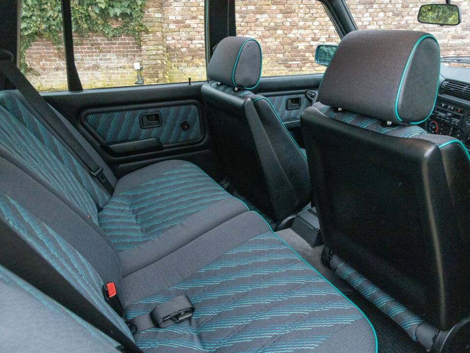 Image 24/50 of BMW 316i Touring (1993)