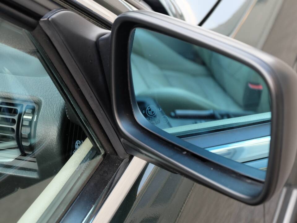 Immagine 35/48 di BMW 325i (1986)