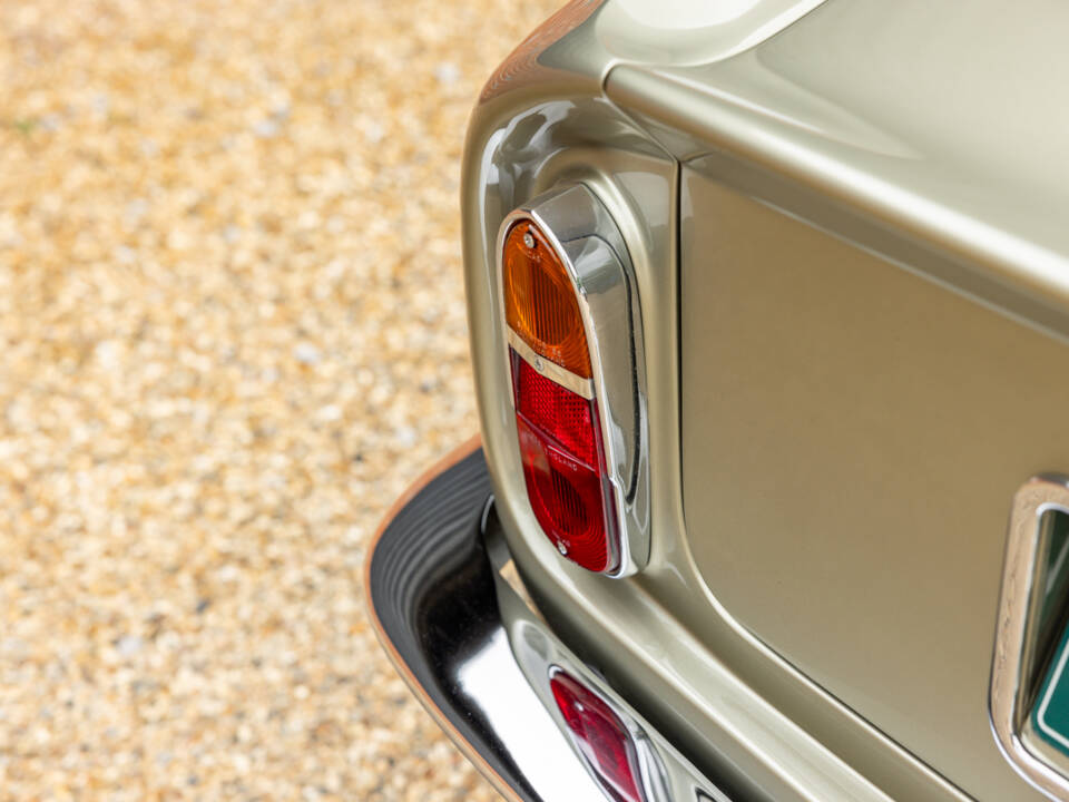 Immagine 29/57 di Aston Martin DB 6 Volante (1969)