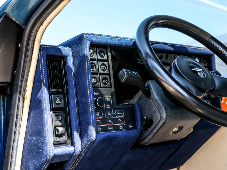 Immagine 18/28 di Aston Martin Lagonda (1987)