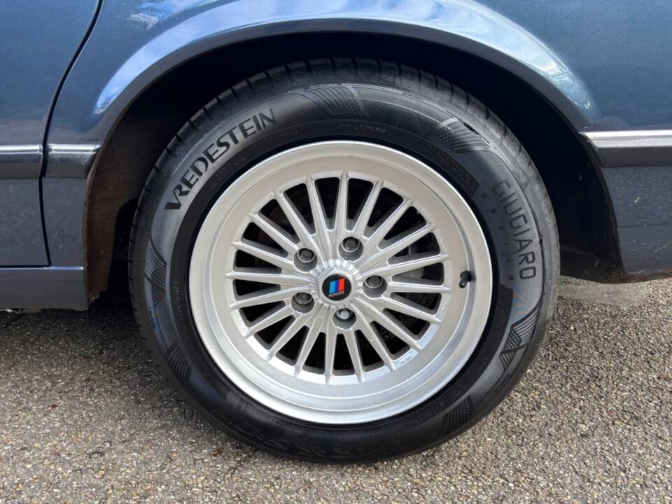 Image 16/24 of BMW 732i (1981)