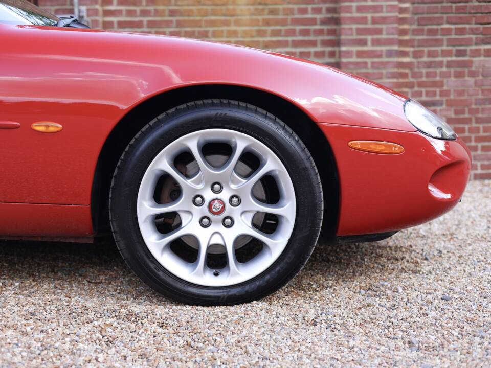 Image 36/50 de Jaguar XKR (2000)