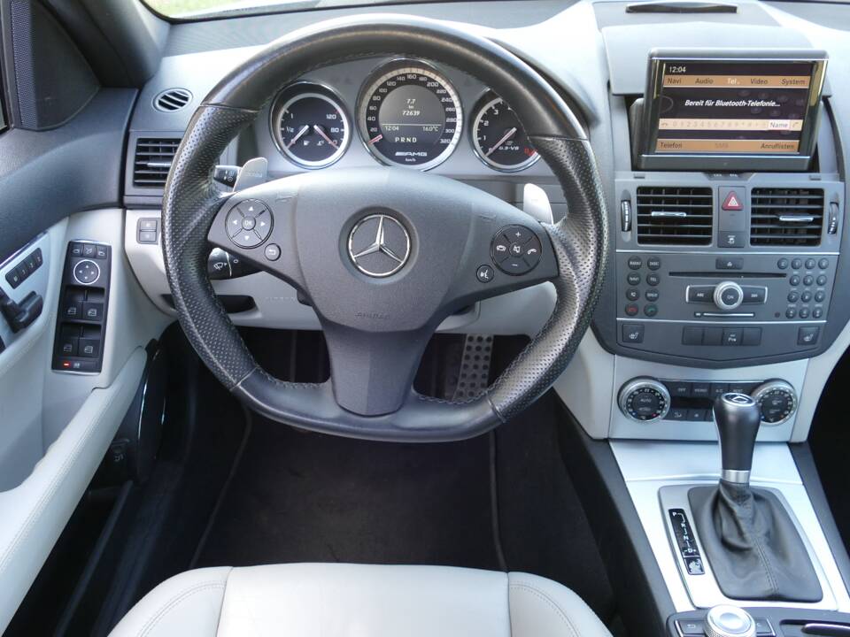 Imagen 13/18 de Mercedes-Benz C 63 AMG T (2010)