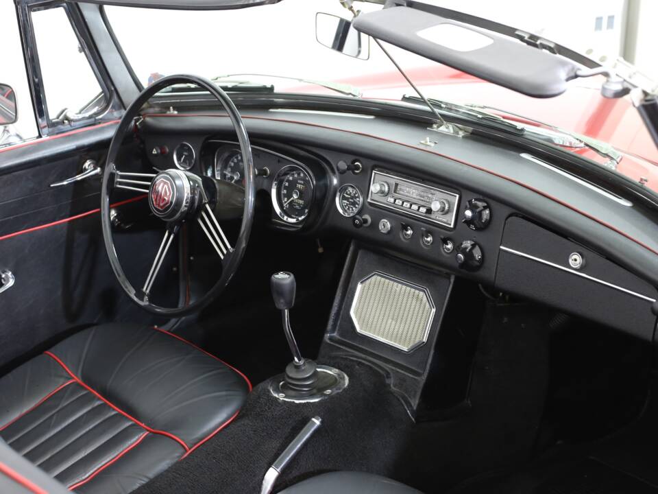 Image 42/49 of MG MGB (1966)