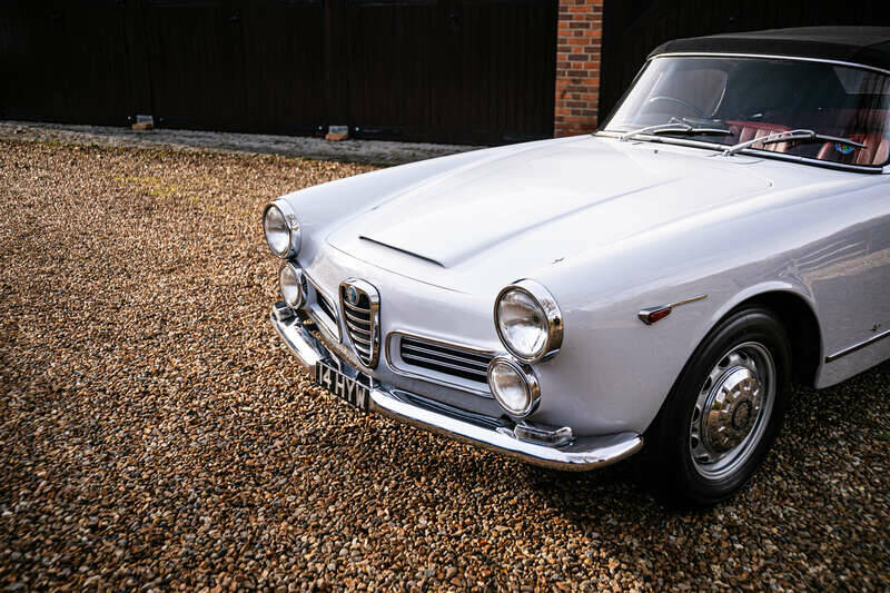 Image 38/50 of Alfa Romeo 2600 Spider (1963)