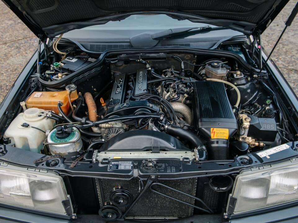 Bild 30/32 von Mercedes-Benz 190 E 2.5-16V (1992)