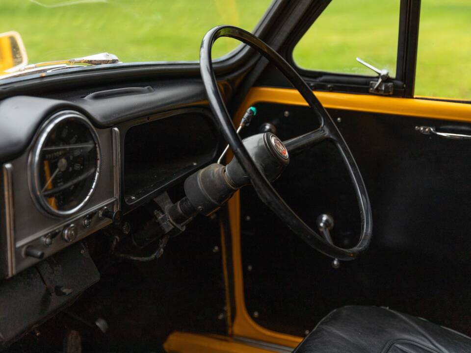 Image 30/50 of Morris Minor Van (1971)