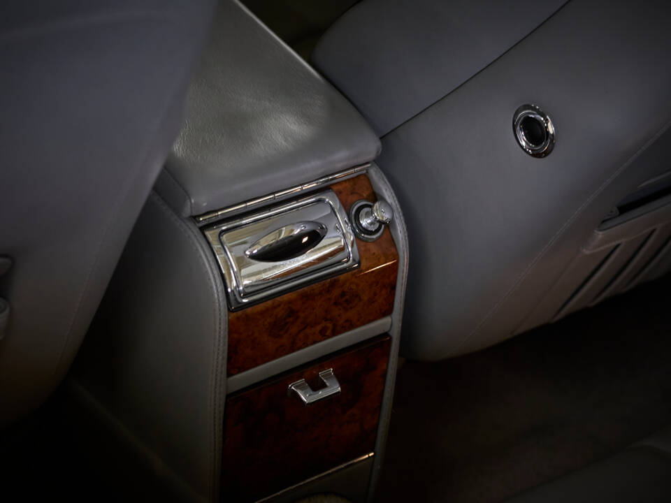 Image 48/77 of Bentley Azure (2001)