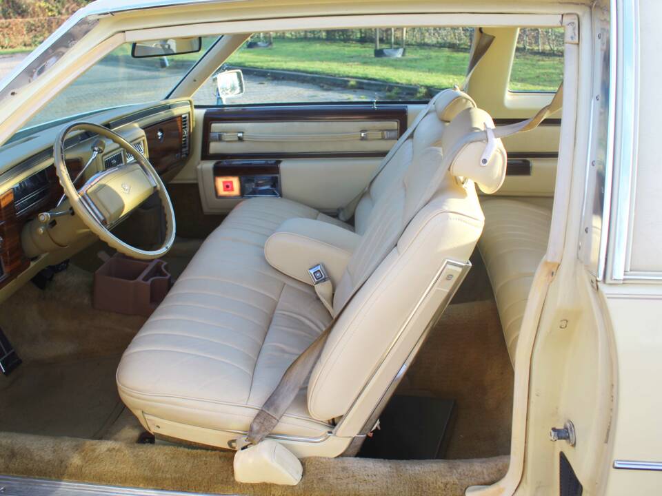Image 42/56 of Cadillac Coupe DeVille (1977)