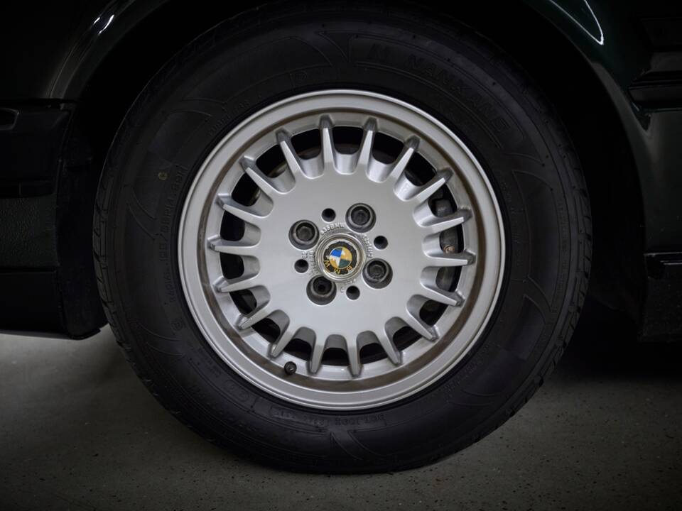 Image 39/90 of BMW 325i (1987)