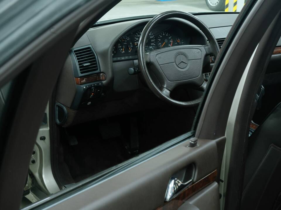Bild 25/50 von Mercedes-Benz 300 SE (1992)