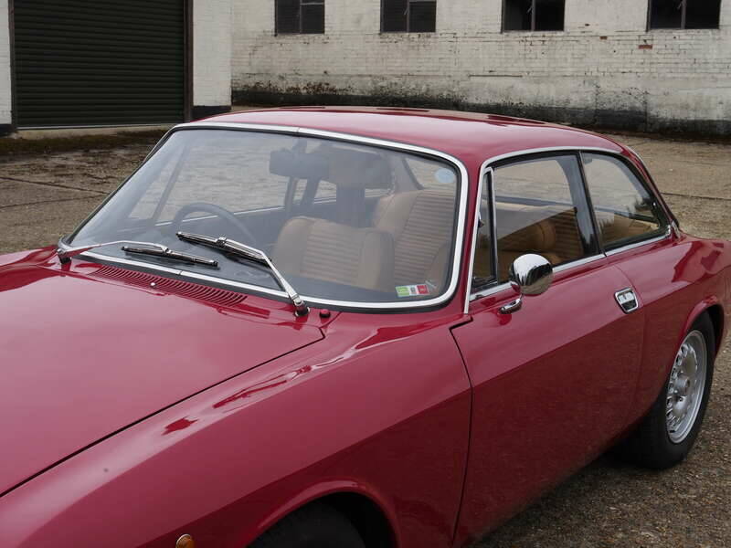Image 30/49 of Alfa Romeo Giulia 1600 GT Junior (1976)