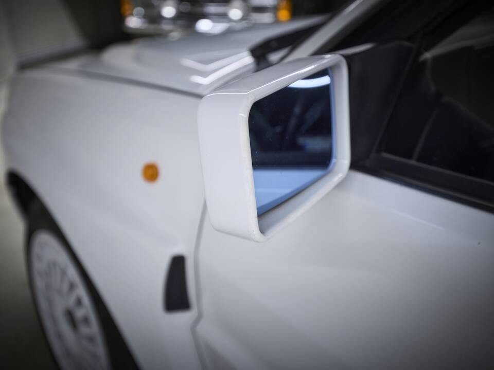 Image 46/93 of Lancia Delta HF Integrale Evoluzione I (1992)